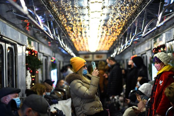 Moskovska praznična čarolija živi i pod zemljom: Svetlucavi voz tutnji u susret 2021. godini /foto/ - Sputnik Srbija