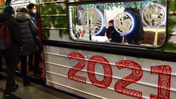 Путници улазе у новогодишњи воз у руској престоници - Sputnik Србија