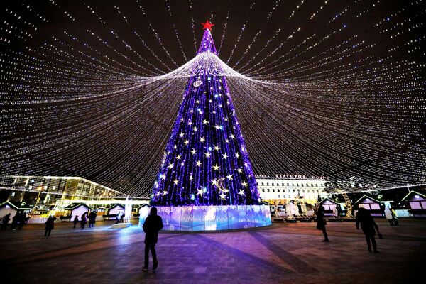 Новогодишња јелка на Саборном тргу у Белгороду - Sputnik Србија