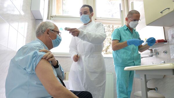 Epidemiolog Predrag Kon prima vakcinu protiv virusa korona - Sputnik Srbija