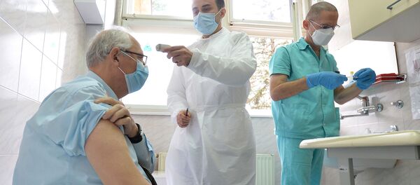Epidemiolog Predrag Kon prima vakcinu protiv virusa korona Epidemiolog Predrag Kon prima vakcinu protiv virusa korona - Sputnik Srbija