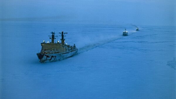 Атомски ледоломац Арктика води караван бродова кроз лед на Карском мору у Северном леденом океану - Sputnik Србија