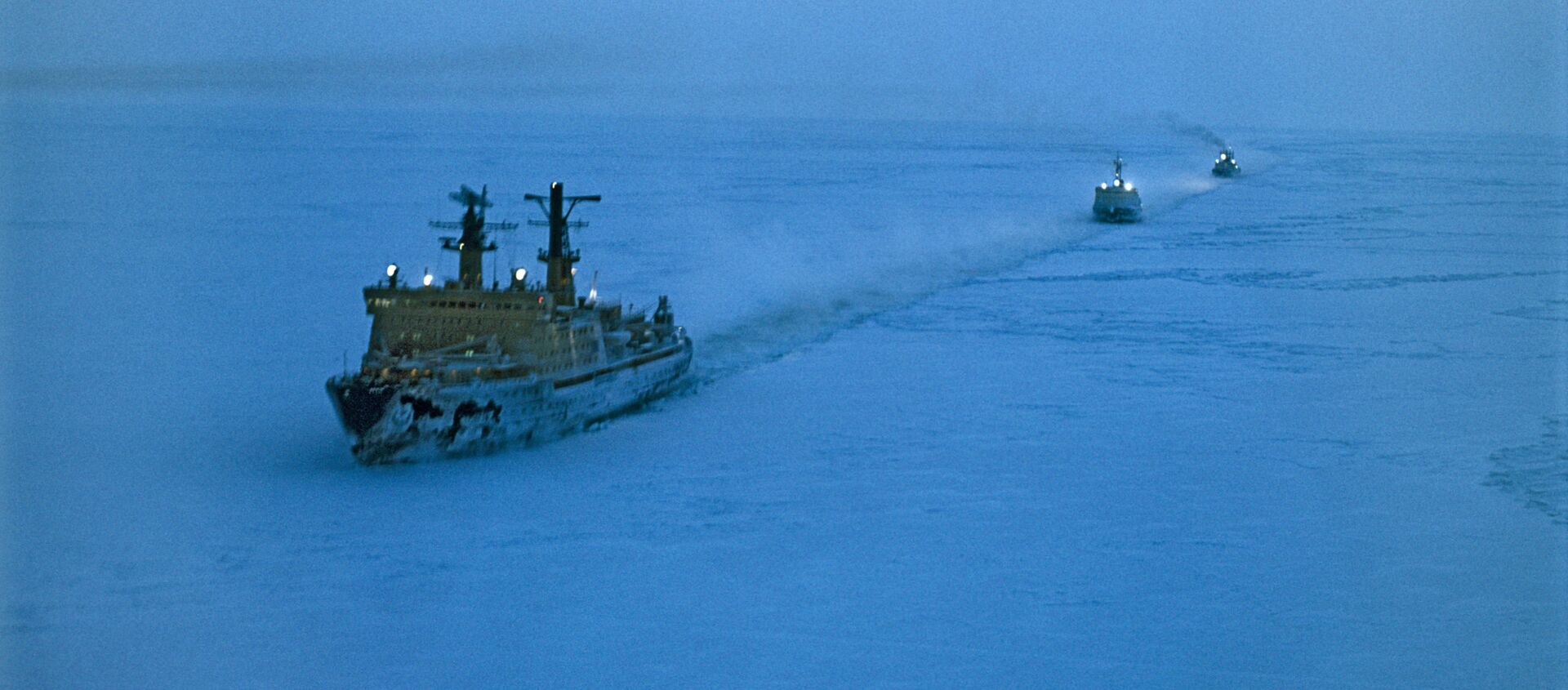 Атомски ледоломац Арктика води караван бродова кроз лед на Карском мору у Северном леденом океану - Sputnik Србија, 1920, 03.01.2021