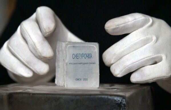 Za čitanje ledene „Sneguročke“ potrebne rukavice  - Sputnik Srbija