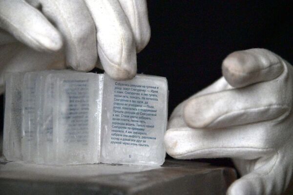 Konjenko je stvorio minijaturnu ledenu knjigu sa tekstom ruske narodne bajke „Sneguročka“ - Sputnik Srbija