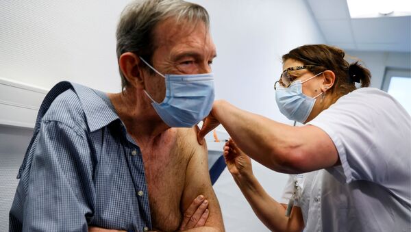 Francuski kardiolog Žan-Žak Monsu prima dozu vakcine protiv virusa korona „Fajzer/Biontek“ u bolnici Rene Mure u Sevranu, na periferiji Pariza - Sputnik Srbija
