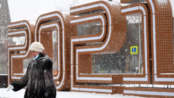 Жена пролази поред новогодишње инсталације у улици у Москви - Sputnik Србија