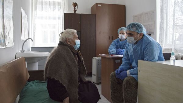 Мобилни тим руских лекара прима пацијенте у селу Дашбулаг у Нагорно-Карабаху - Sputnik Србија