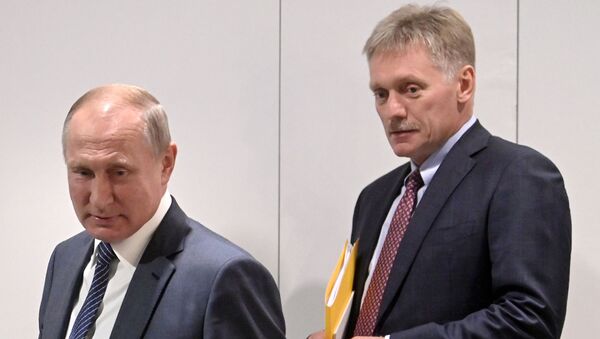 Председник Русије Владимир Путин и портпарол председника Дмитриј Песков - Sputnik Србија