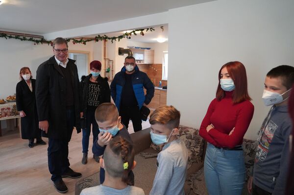 Вучић посетио мајку деветоро деце /видео/ - Sputnik Србија