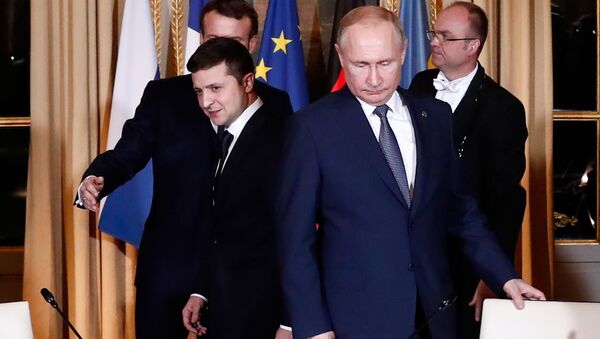Председници Украјине и Русије, Владимир Зеленски и Владимир Путин, на састанку нормандијске четворке у Паризу - Sputnik Србија