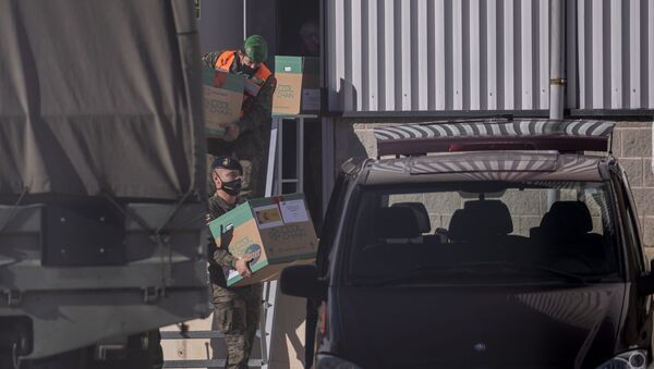 Шпански војници носе кутије са Фајзеровим вакцинама. - Sputnik Србија