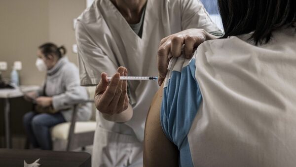 Медицинска сестра даје вакцину за ковид 19 другој медицинској сестри у дому за негу у близини Лијежа, Белгија - Sputnik Србија