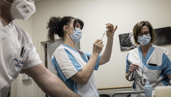 Медицинске сестре припремају шприцеве са вакцином Фајзер - Sputnik Србија