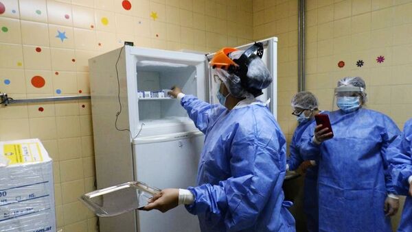 Zdravstveni radnici pre početka vakcinacije stanovništa ruskom vakcinom protiv kovida Sputnjik Ve - Sputnik Srbija
