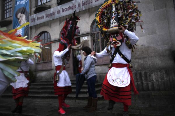Учесници фестивала у Португалу маскирани у бикове и у традиционалним ношњама  - Sputnik Србија