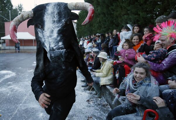 Učesnik karnevala maskiran u bika ilustruje mit o zemlji Baska u Francuskoj - Sputnik Srbija