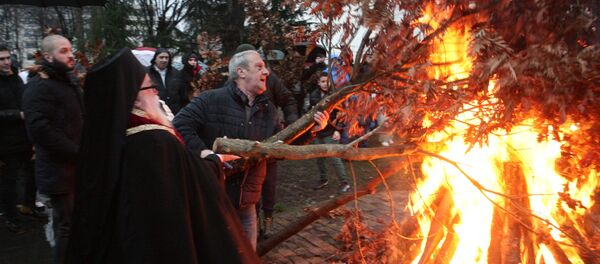 Паљење бадњака испред Храма Светог Саве Паљење бадњака испред Храма Светог Саве - Sputnik Србија