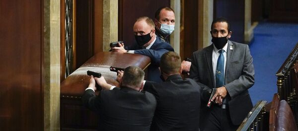 Služba obezbeđenja poteže vatreno oružje na demonstrante tokom upada u Kongres - Sputnik Srbija