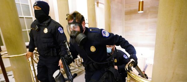 Američki policajci iz Kapitola zauzimaju položaje dok demonstranti ulaze u zgradu - Sputnik Srbija