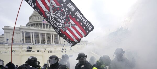Policija zadržava Trampove pristalice koje su pokušale da probiju policijsku barijeru - Sputnik Srbija