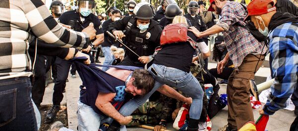 Sukobi pristalica i protivnika Donalda Trampa u Los Anđelesu - Sputnik Srbija