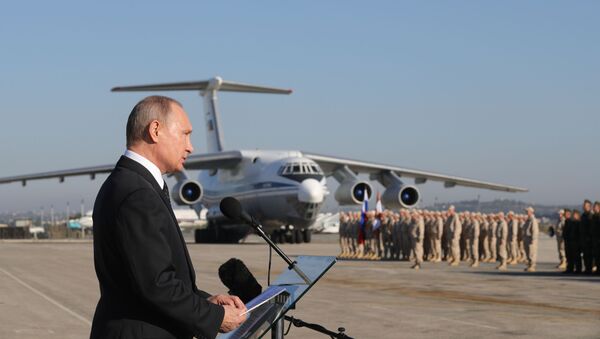 Predsednik Rusije Vladimir Putin tokom posete ruskoj vojnoj bazi Hmejmim u Siriji - Sputnik Srbija