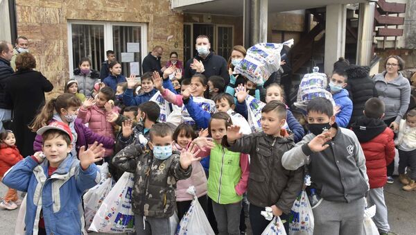 Kancelarije Vlade Srbije za KiM  podelila deci paketiće za Božić - Sputnik Srbija