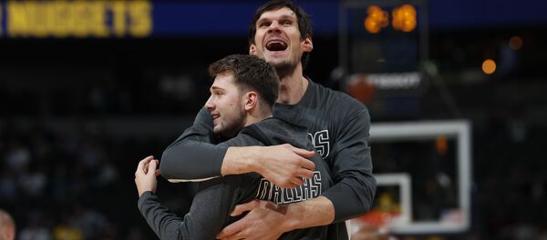 Boban Marjanović i Luka Dončić Boban Marjanović i Luka Dončić - Sputnik Srbija