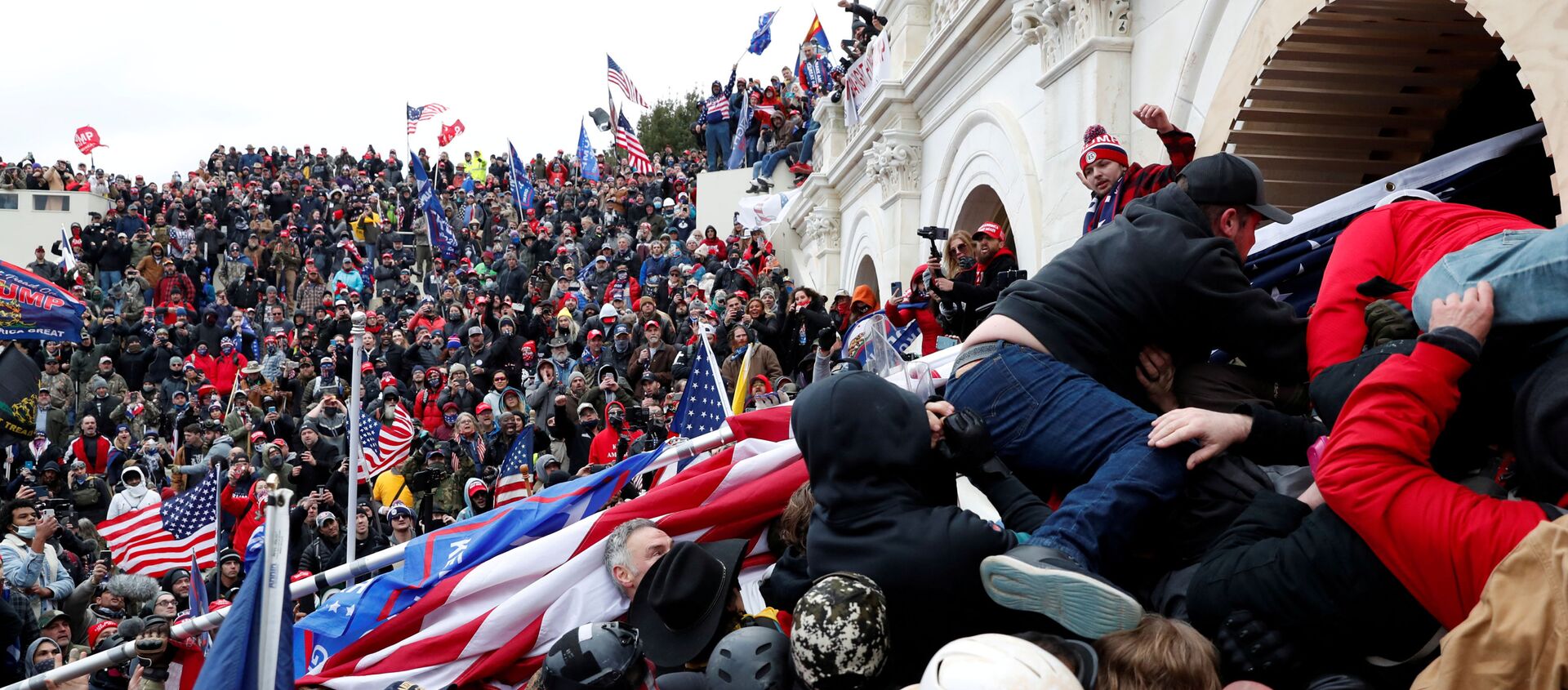 Демонстранти упадају у амерички Капитол током сукоба са полицијом - Sputnik Србија, 1920, 01.02.2021