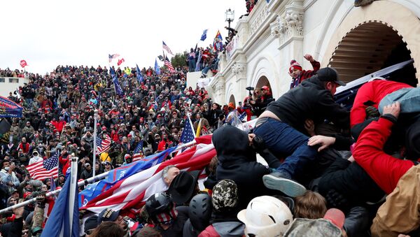 Демонстранти упадају у амерички Капитол током сукоба са полицијом - Sputnik Србија