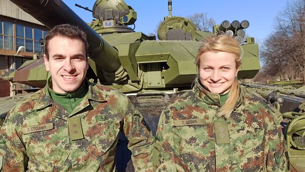 Poručnici Lazar Stojnić i Tamara Šević, najmlađi inženjeri Vojnotehničkog insituta - Sputnik Srbija