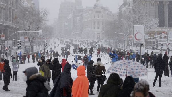 Шпанци на снежним улицама Мадрида - Sputnik Србија
