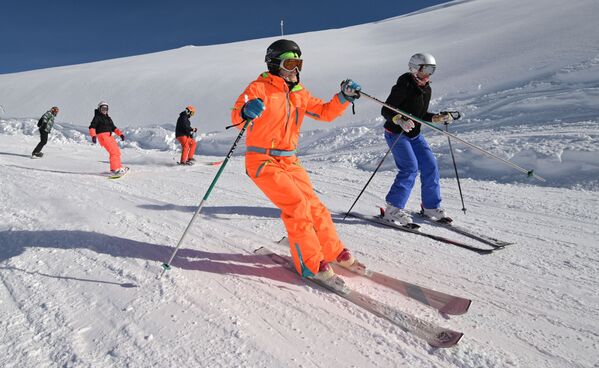 Skijaši uživaju na skijalištu „Roza Hutor“ u Sočiju. Lokalne vlasti očekuju da će za 10 dana novogodišnjih praznika u Sočiju odmarati preko 250.000 turista. - Sputnik Srbija
