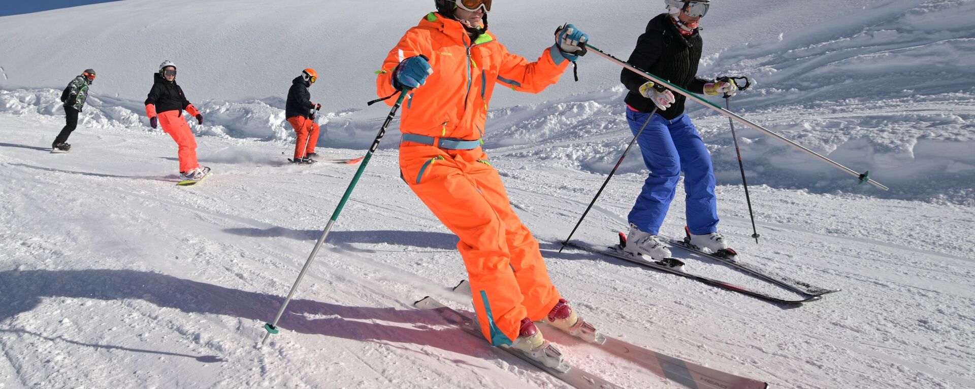 Skijaši uživaju na skijalištu „Roza Hutor“ u Sočiju. Lokalne vlasti očekuju da će za 10 dana novogodišnjih praznika u Sočiju odmarati preko 250.000 turista. - Sputnik Srbija, 1920, 21.12.2021