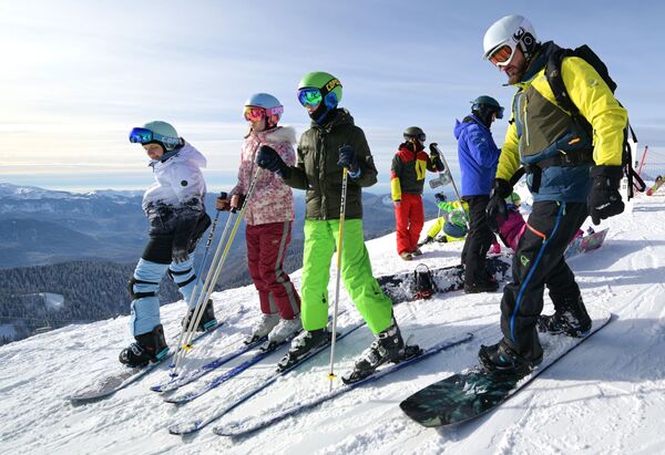Искусни скијаши и сноубордери могу да користе три снежна парка у којима се изводе вратоломије. - Sputnik Србија