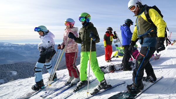 Instrukturi će uvek priskočiti u pomoć onima koji žele da nauče da skijaju „od nule“ ili podignu svoj nivo. - Sputnik Srbija
