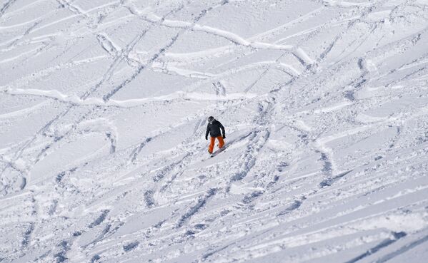 Instrukturi će uvek priskočiti u pomoć onima koji žele da nauče da skijaju „od nule“ ili podignu svoj nivo. - Sputnik Srbija