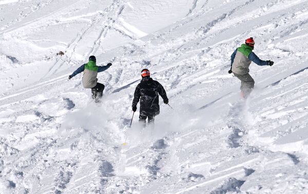 U Sočiju za tri skijališta važi jedan ski-pas. Zahvaljujući tome, turistima je na raspolaganju najveće skijaško područje u Rusiji. - Sputnik Srbija