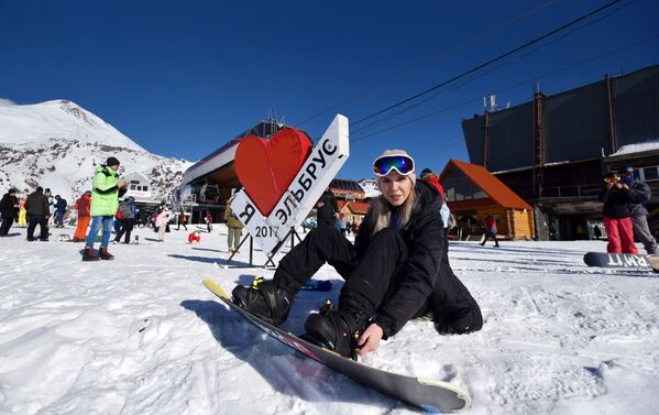 Opcija za skijaše bilo kog nivoa sa kojom se ne može promašiti je Prielbrusje - odmaralište u Kabardino-Balkariji i popularni centar za planinarenje, skijanje i turizam. - Sputnik Srbija