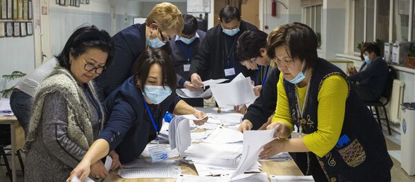 Prebrojavanje glasova na biračkom mestu u Biškeku nakon predsedničkih izbora u Kirgiziji - Sputnik Srbija