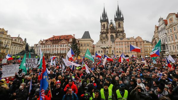 Protest protiv ograničenja zbog korone u Pragu na Starom gradskom trgu. - Sputnik Srbija