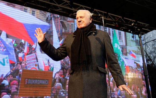 Бивши премијер и председник на протесту против ограничења због короне у Чешкој /видео/ - Sputnik Србија