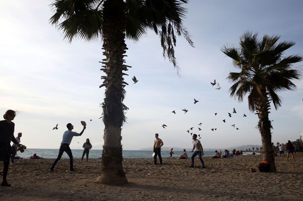 Врућ ветар у Грчкој: 28 степени, људи на плажама /фото/ - Sputnik Србија