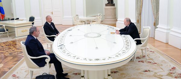 Predsednik Rusije Vladimir Putin na sastanku u Kremlju sa liderima Azerbejdžana i Jermenije, Ilhamom Alijevom i Nikolom Pašinjanom - Sputnik Srbija