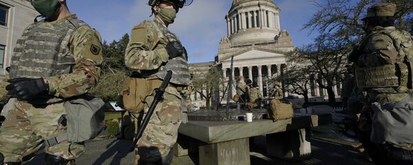 Pripadnici američke Nacionalne garde obezbeđuju američki Kongres u Vašingtonu - Sputnik Srbija