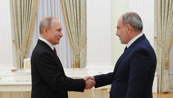 Predsednik Rusije Vladimir Putin i premijer Jermenije Nikol Pašinjan pre sastanka u Moskvi - Sputnik Srbija