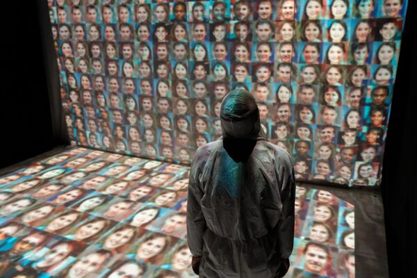 Ljudi u skafanderima i sa maskama: Da li je ovo slika budućnosti? /foto/ - Sputnik Srbija