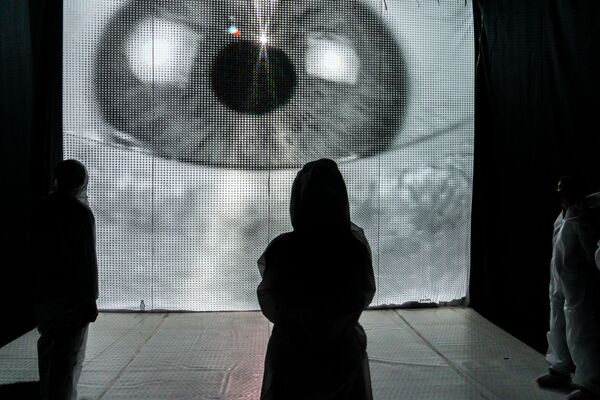 Ljudi u skafanderima i sa maskama: Da li je ovo slika budućnosti? /foto/ - Sputnik Srbija