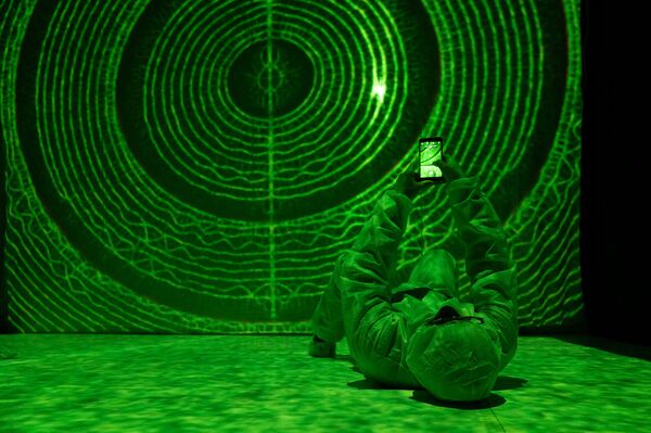 Ljudi u skafanderima i sa maskama: Da li je ovo slika budućnosti? /foto/ - Sputnik Srbija